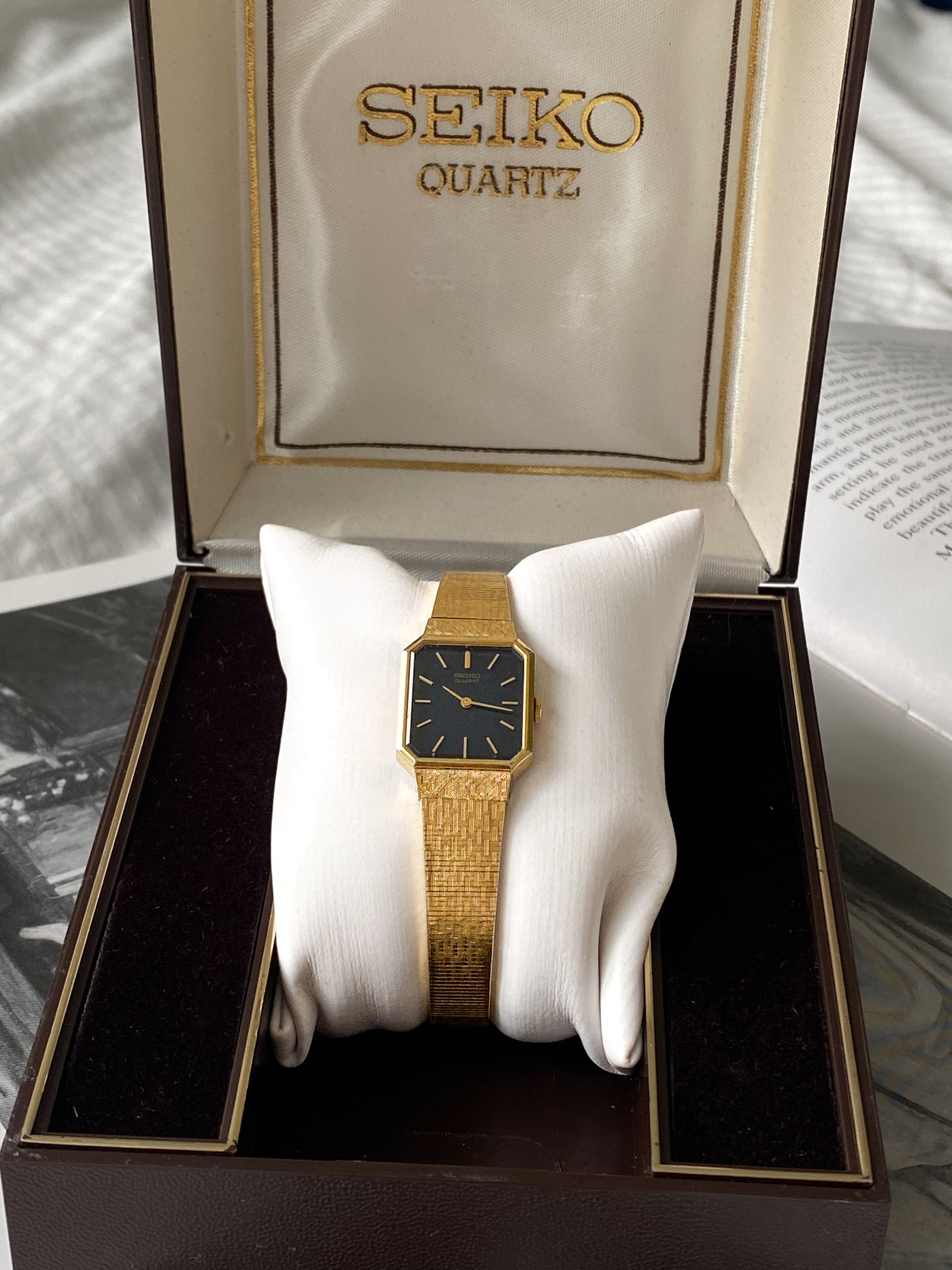 Gold Tone Seiko 1400 - 5490 Vintage Ladies Watch from the 1980s