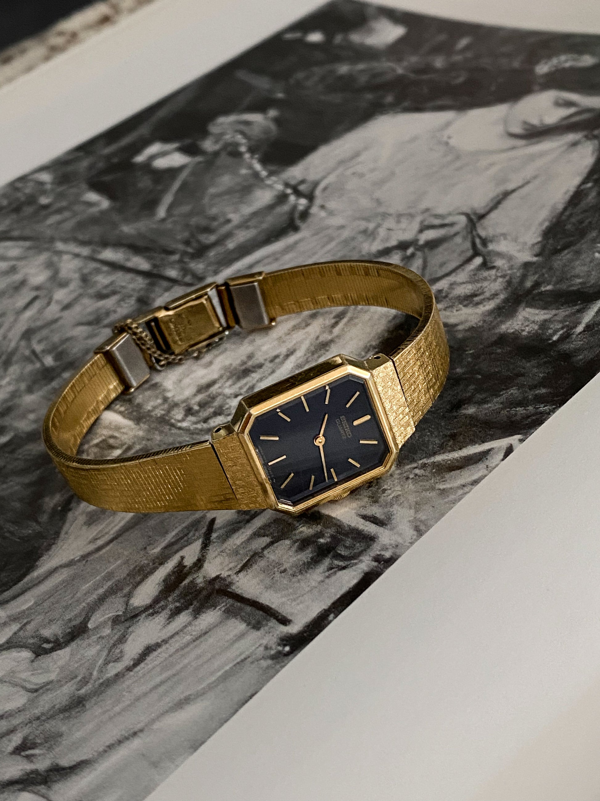 Gold Tone Seiko 1400 - 5490 Vintage Ladies Watch from the 1980s