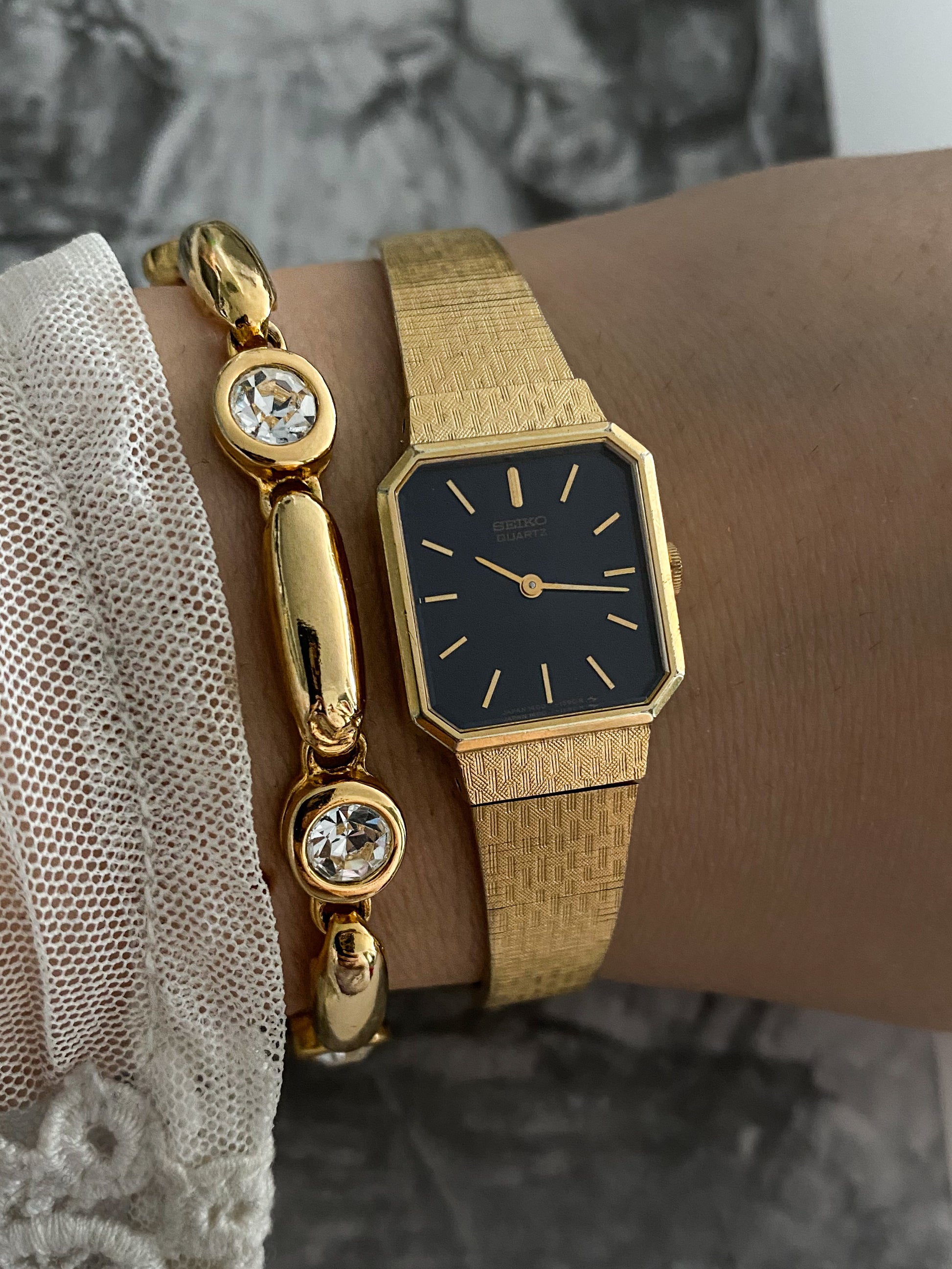 Gold Tone Seiko 1400 - 5490 Vintage Ladies Watch from the 1980s