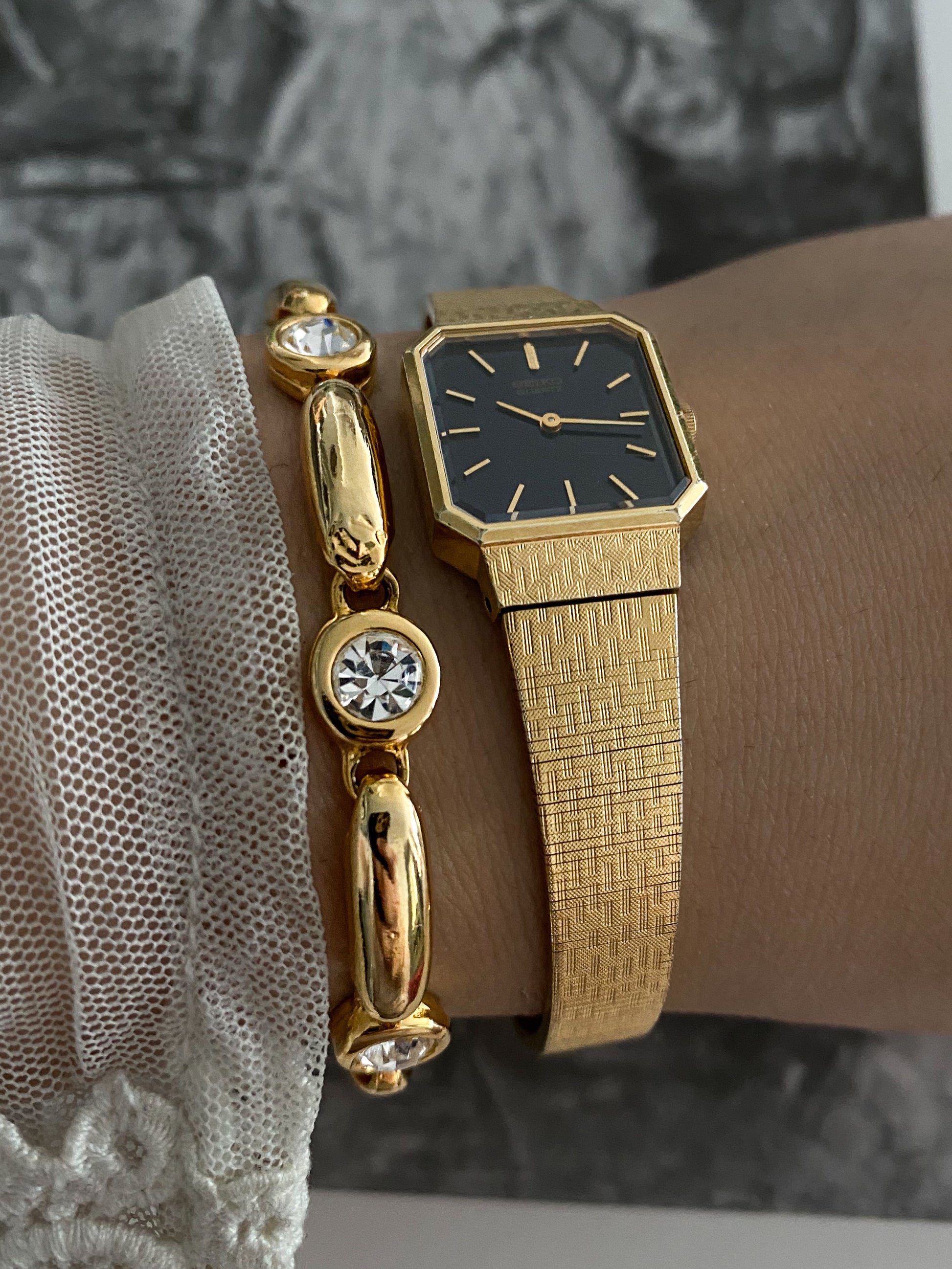 Gold Tone Seiko 1400 - 5490 Vintage Ladies Watch from the 1980s