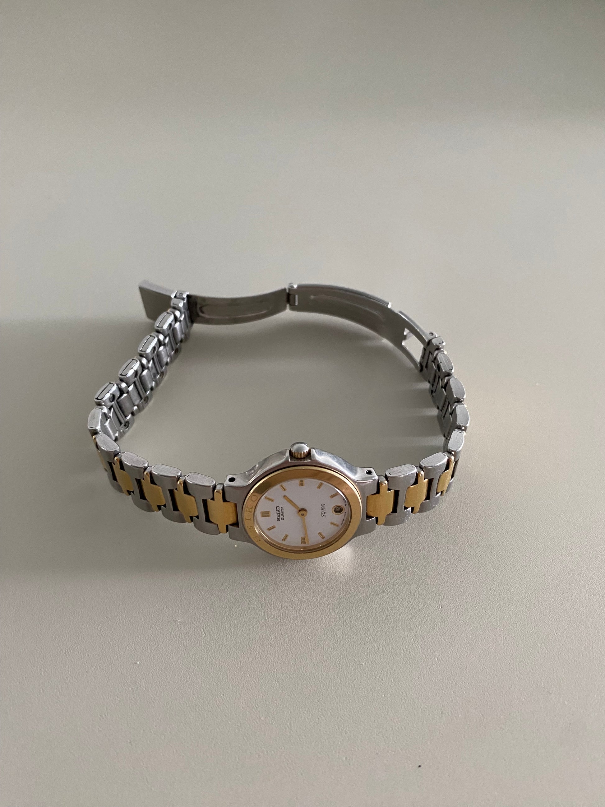 Beautiful Vintage 1989 Two tone Seiko SQ100 Ladies watch
